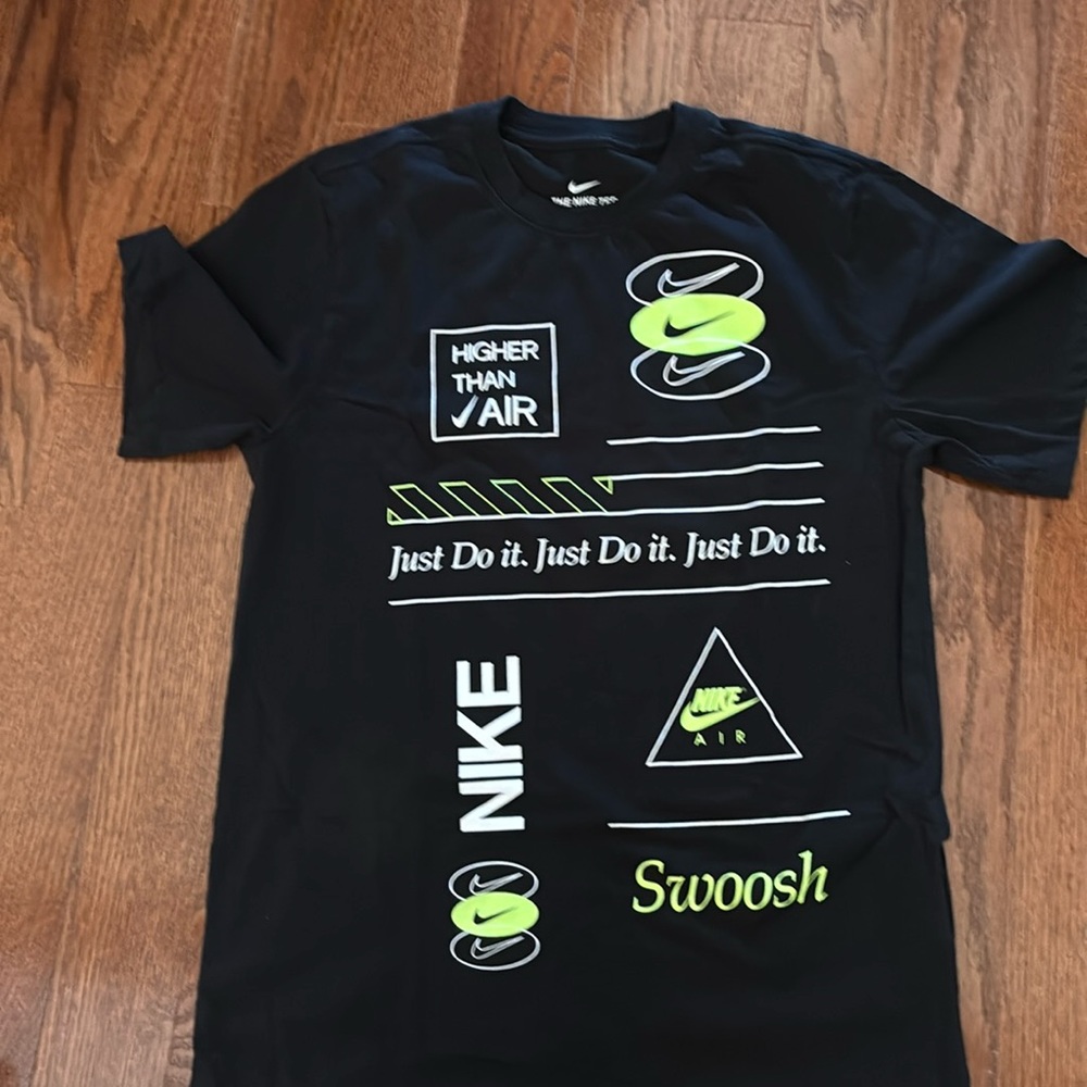 Men’s small Nike t .. excellent condition